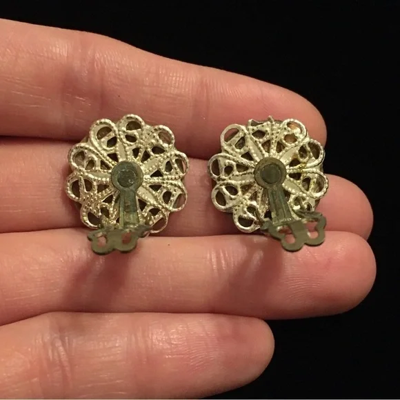 Jewelry - VINTAGE Pearlesque Color Clip On Earrings - Picture 3 of 7